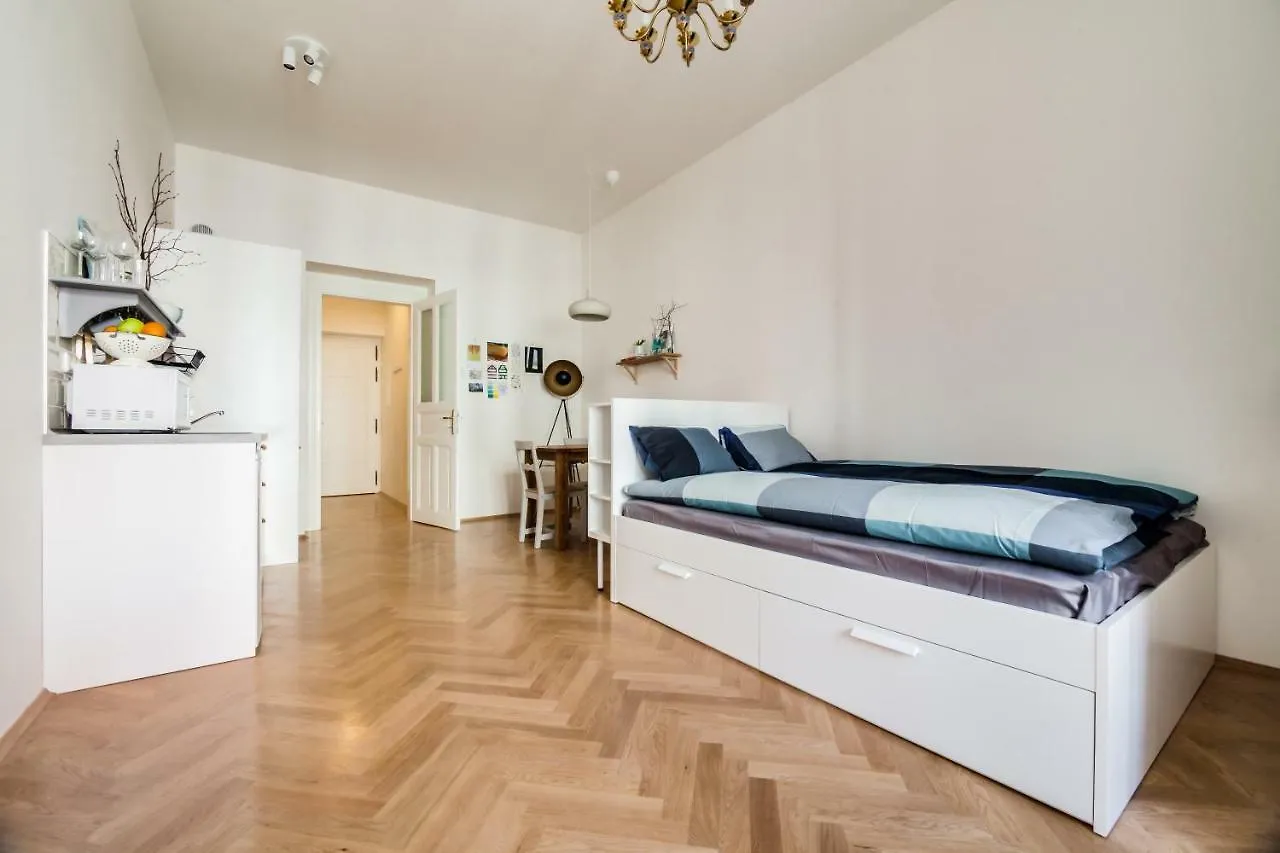 Trendy Local Apartment Praga