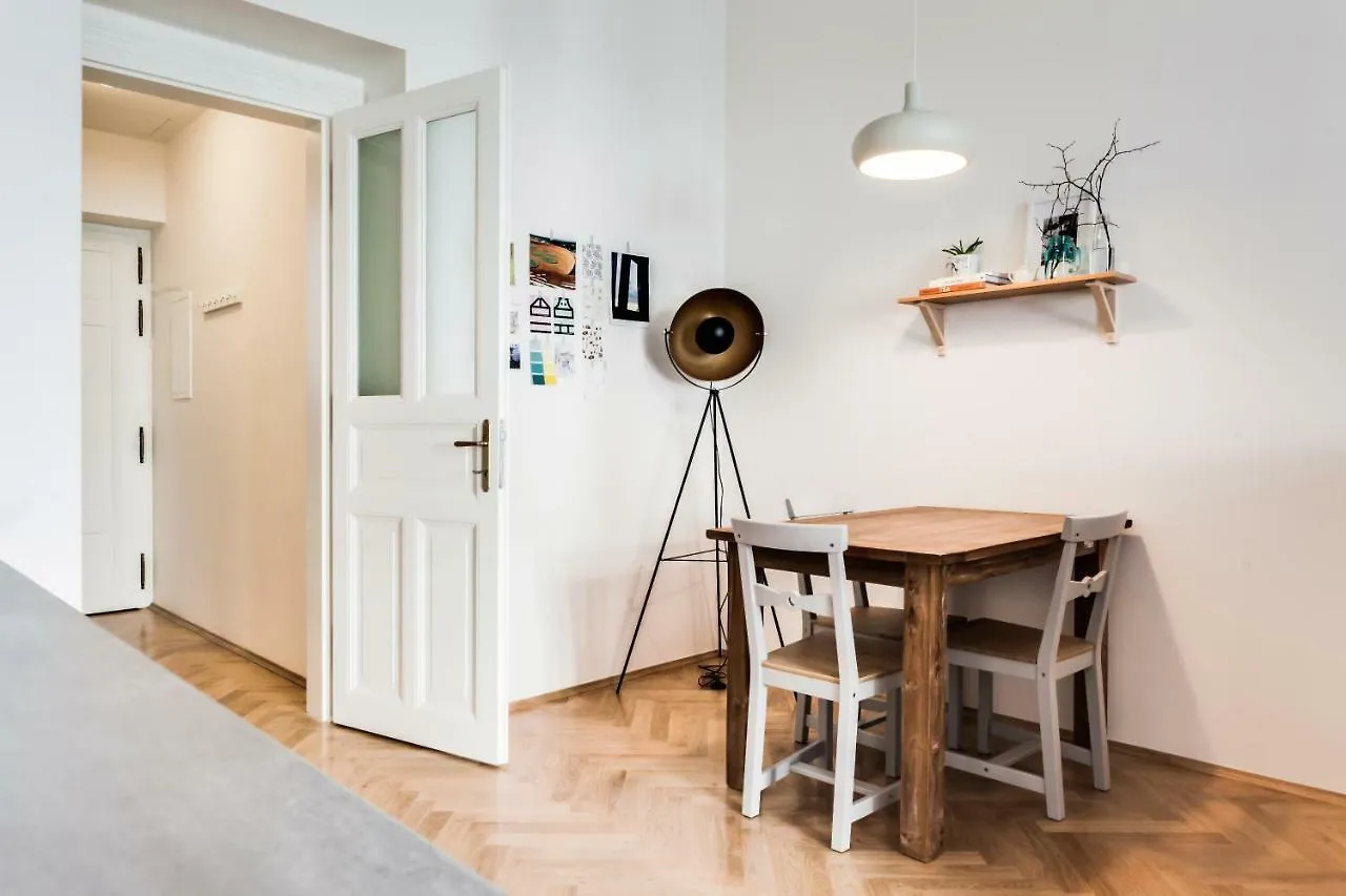 Trendy Local Apartment Praga