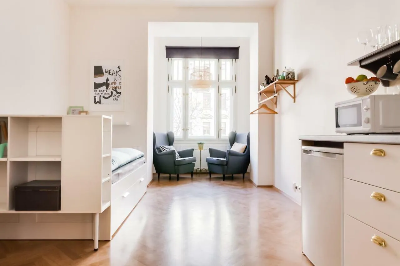 Trendy Local Apartment Praga